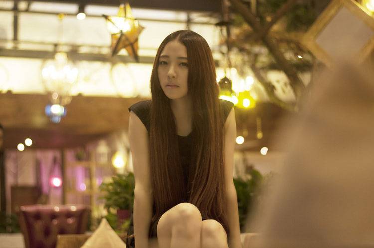 咖啡馆独自疗伤的寂寥少女-2