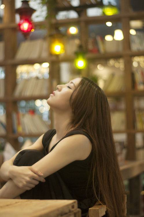 咖啡馆独自疗伤的寂寥少女-5