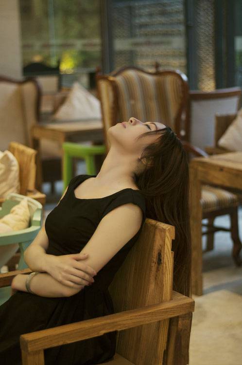 咖啡馆独自疗伤的寂寥少女-7