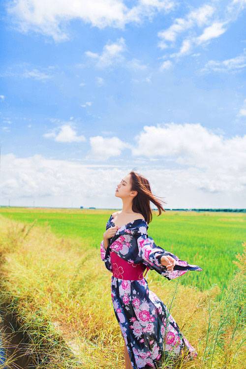 麦田里的清纯和服少女