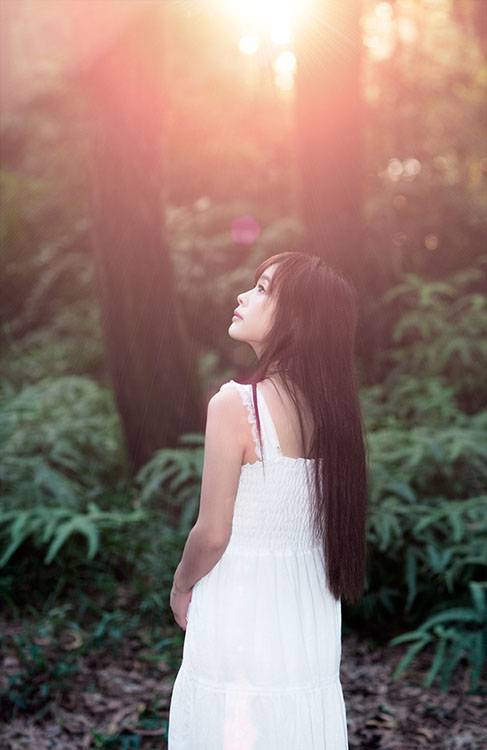 阳光照耀下的纯美天使女孩