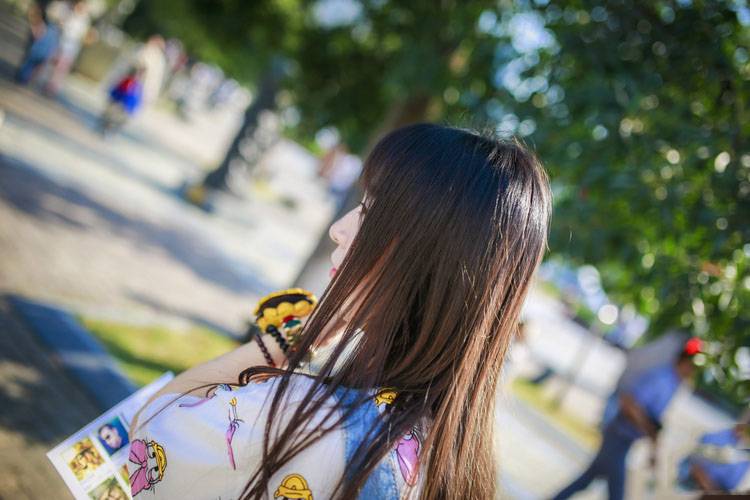 阳光充足的可爱美女-8