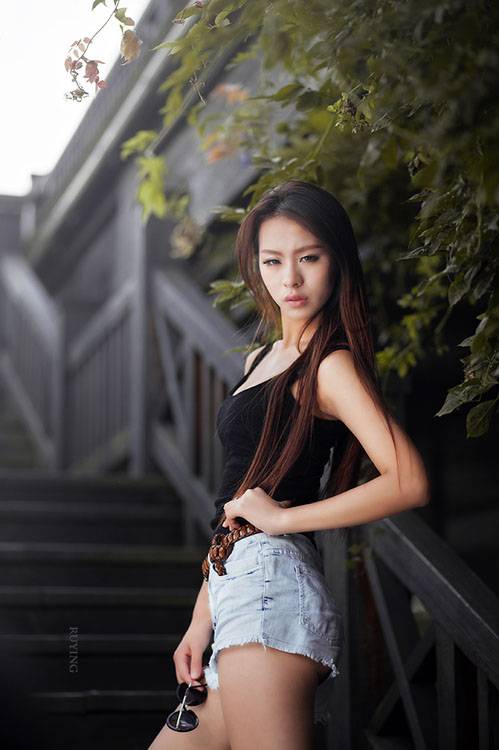 性感热辣的妖娆美女街拍-2