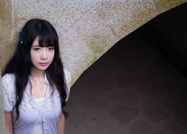 荷花塘假山上的欢快少女-2