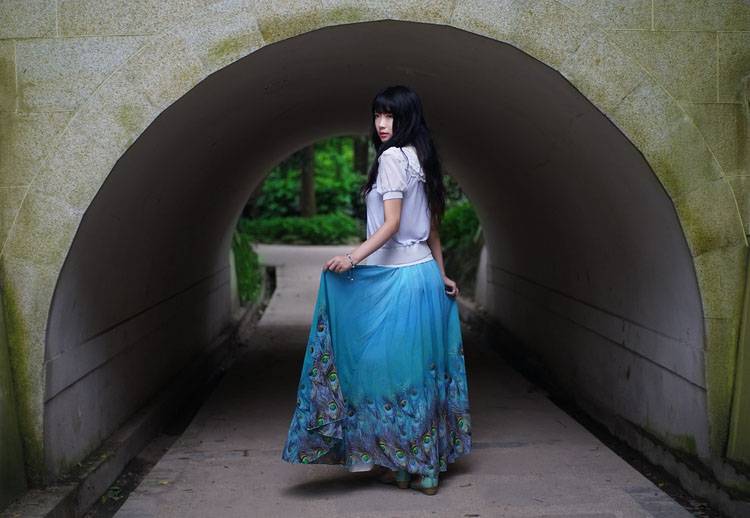 荷花塘假山上的欢快少女-3