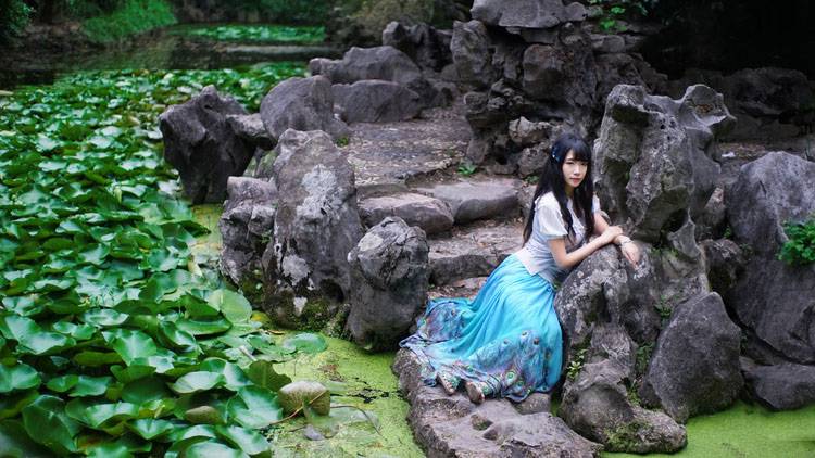 荷花塘假山上的欢快少女-6