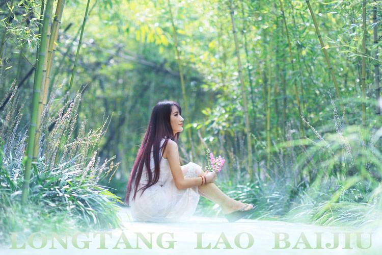 美艳动人的女子感受清凉的夏天-3