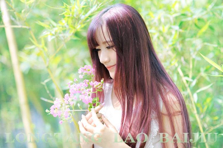 美艳动人的女子感受清凉的夏天-8