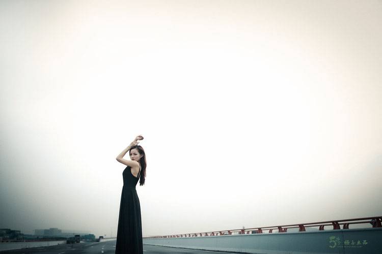 渴望拥抱的妖娆女子