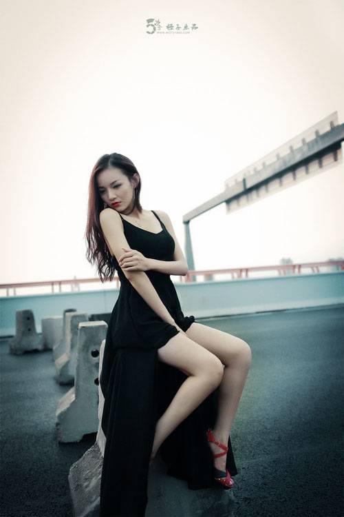 渴望拥抱的妖娆女子-2