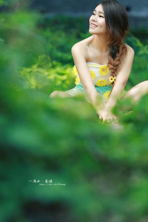 花瓣少女感受清新的味道-5