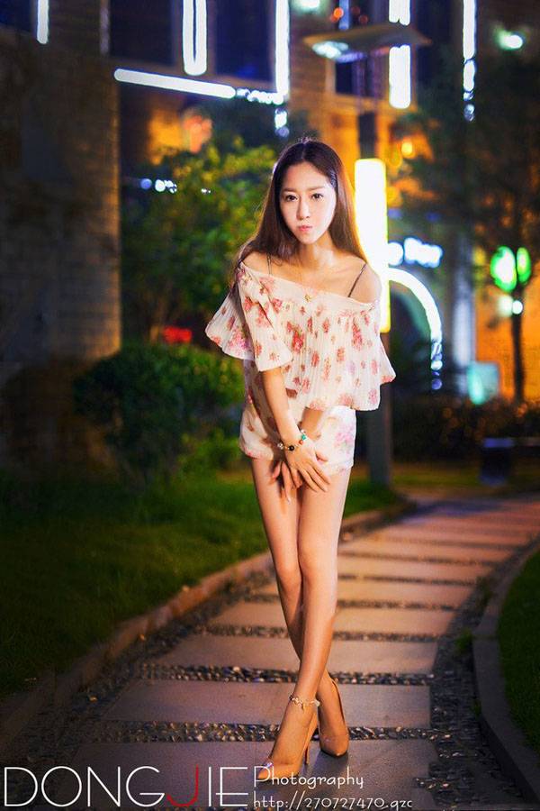 迷人美女的旋旋夜晚