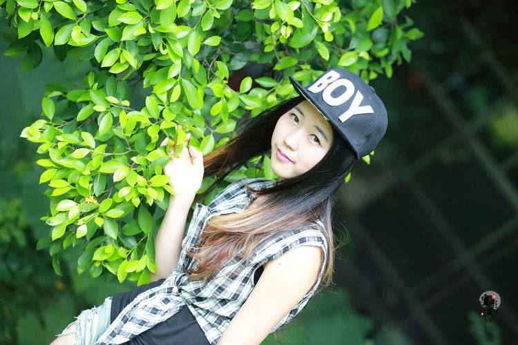 喜爱摄影的纯美黑框姑娘