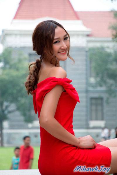 妖娆身材的红裙女子翘臀诱惑-6