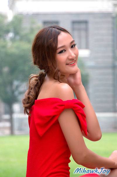 妖娆身材的红裙女子翘臀诱惑-8