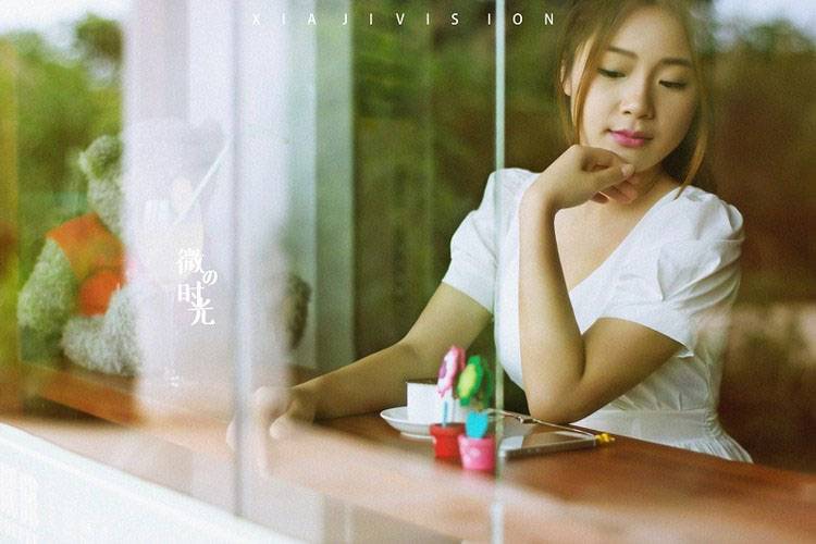 休闲咖啡厅里的可爱白裙少女-3