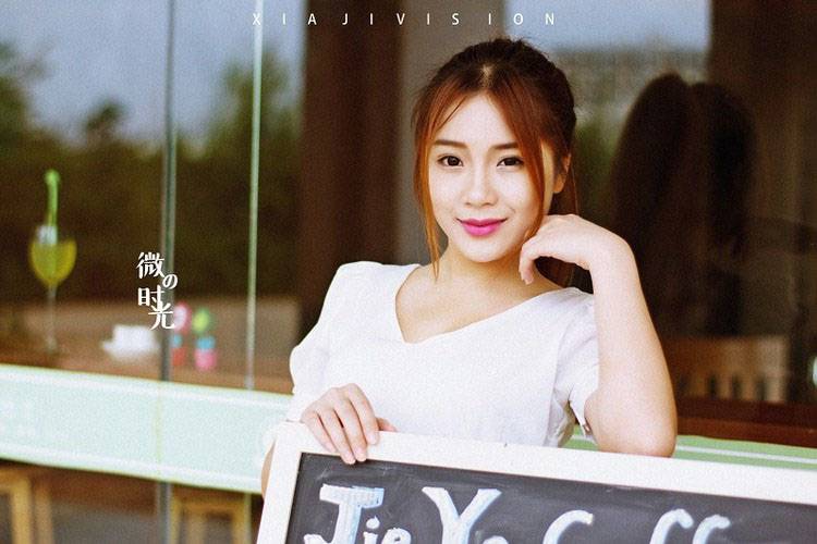 休闲咖啡厅里的可爱白裙少女-7