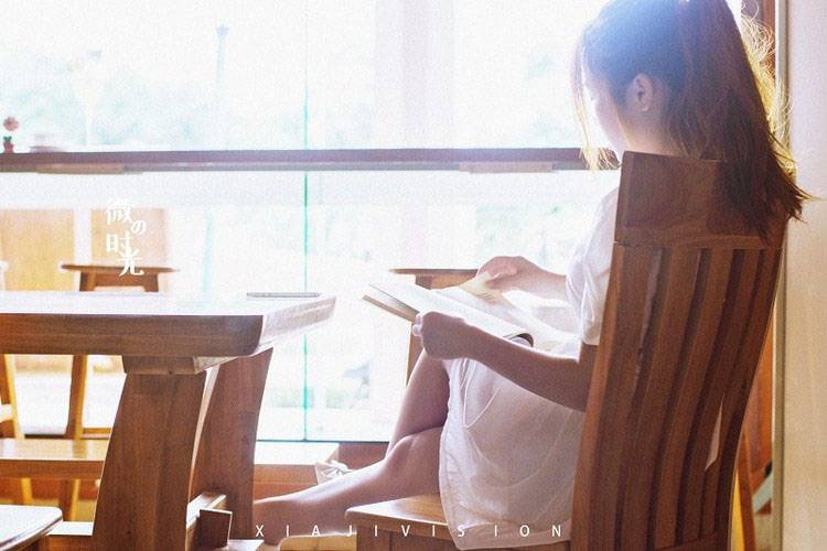 休闲咖啡厅里的可爱白裙少女-8