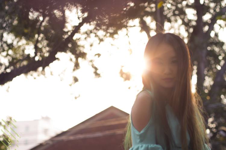 漫步在八月小镇上的清纯女子