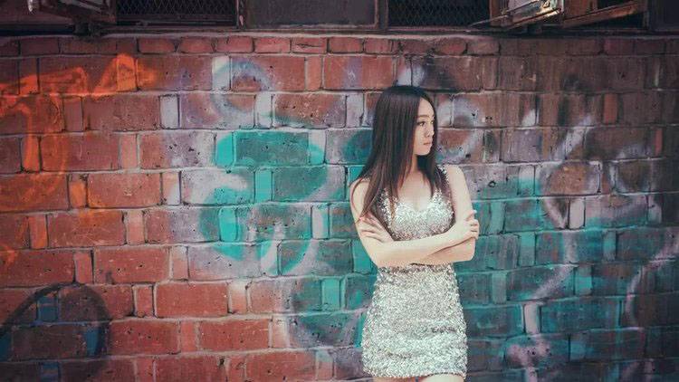 夕阳下深巷中俏丽的身影