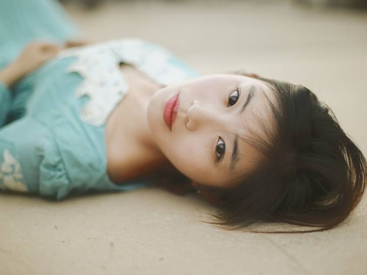 清新少女体会天台上的宁静