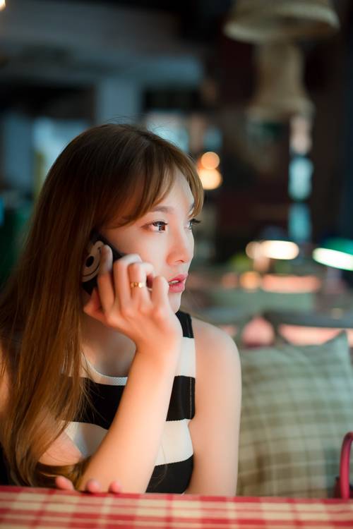 在咖啡馆小憩的性感美女