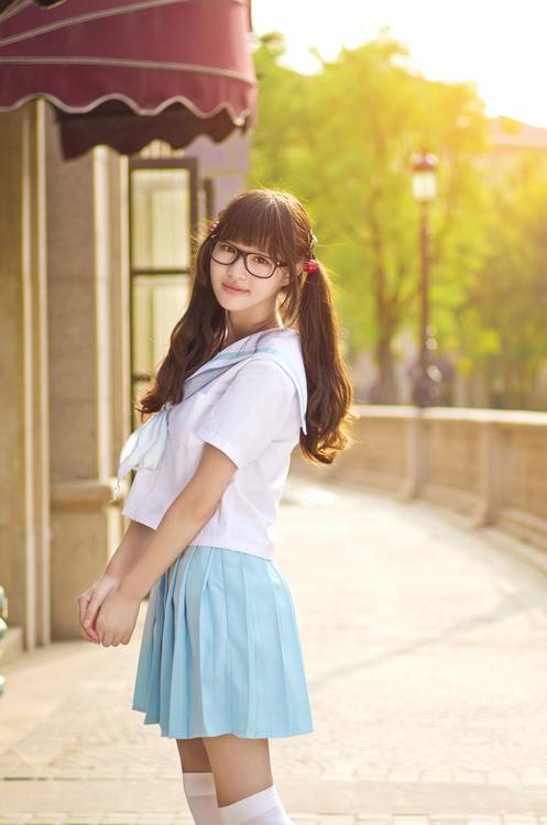 站立在街头的清纯小妹-2