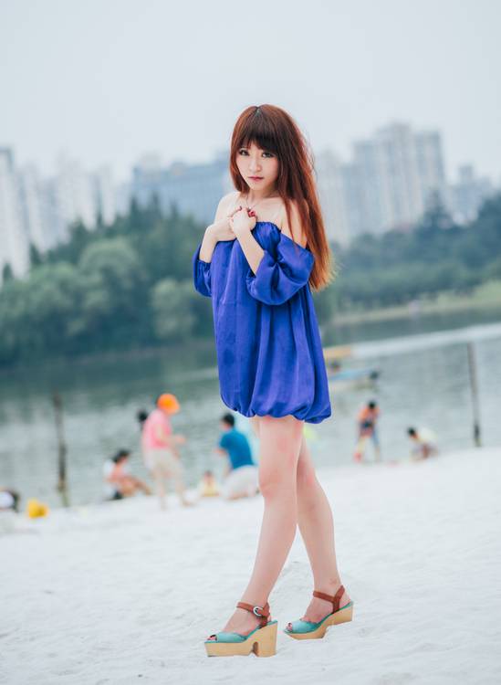 白色沙滩上的性感可爱蓝裙女孩-3