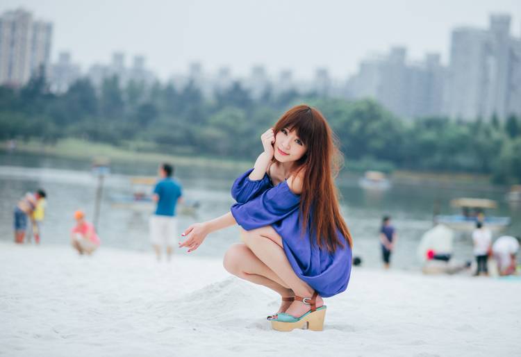 白色沙滩上的性感可爱蓝裙女孩-4