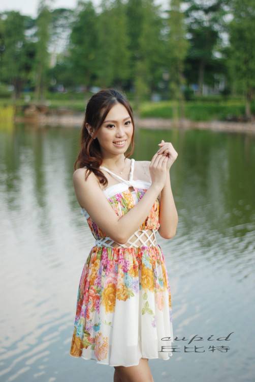 清晨户外的唯美少女