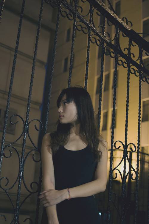 夜晚街头灯光下忧伤你-4