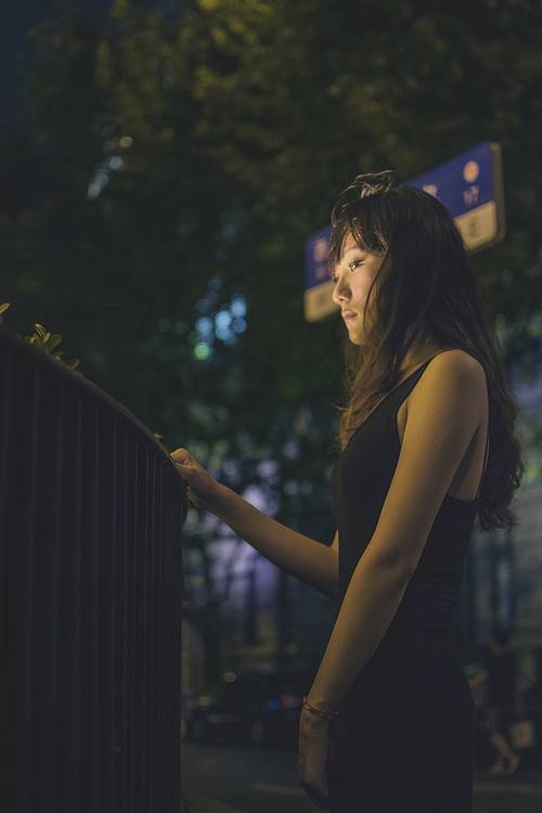 夜晚街头灯光下忧伤你-6