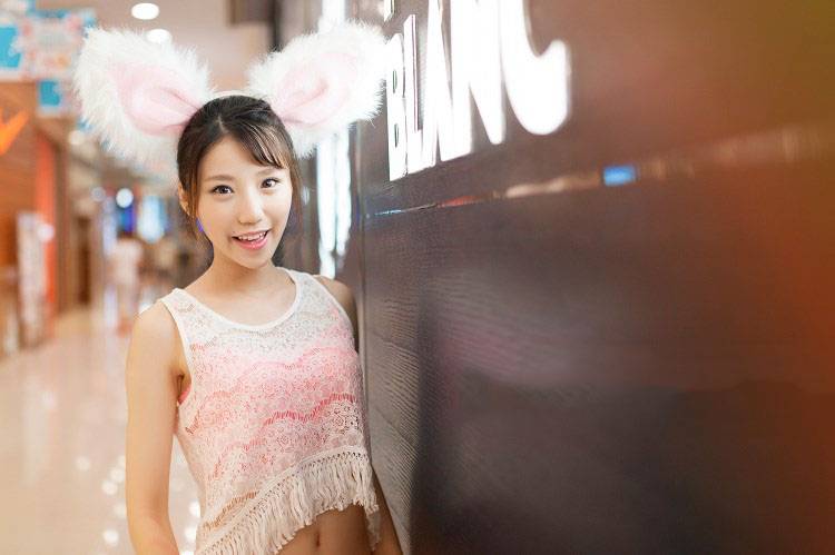 喜爱咖啡和蜜糖的小白兔