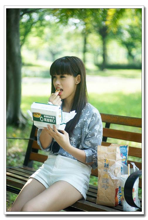 爱吃零食的纯美美女-8