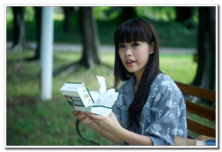 爱吃零食的纯美美女-9