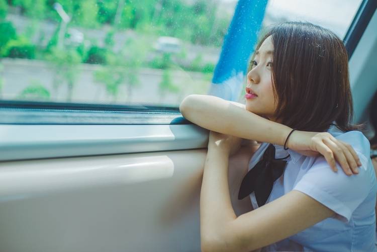 等待列车的清纯校花-9