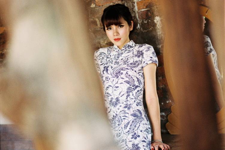 村口独自等待中的旗袍少女-2