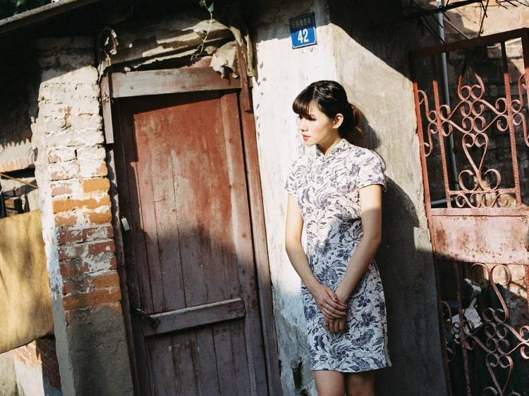 村口独自等待中的旗袍少女-6