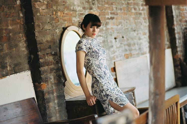 村口独自等待中的旗袍少女-8