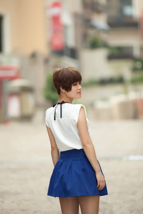 蓝裙少女肚子徘徊在这金城中-2