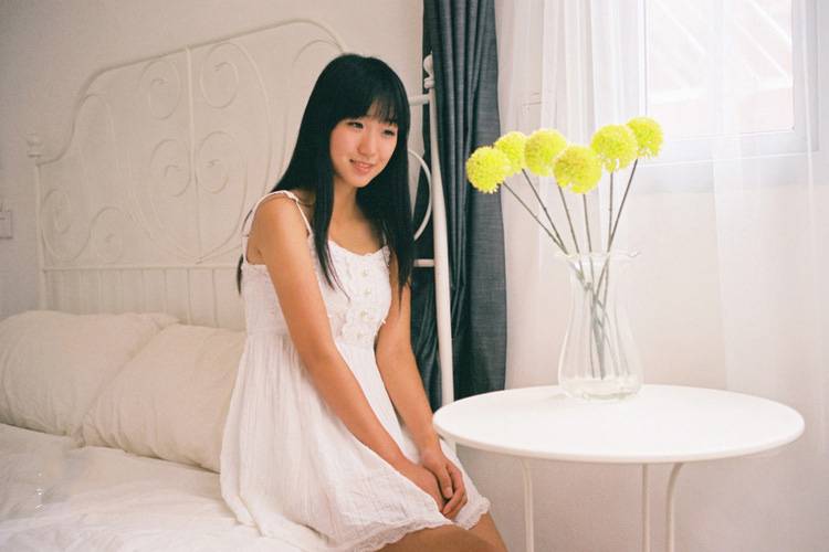 白色衣裙少女娇嫩酥胸私房照-2