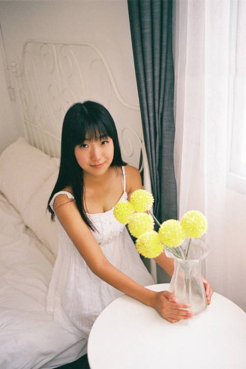 白色衣裙少女娇嫩酥胸私房照-3