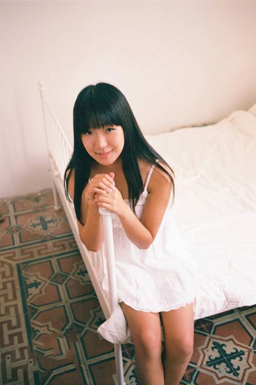 白色衣裙少女娇嫩酥胸私房照-4