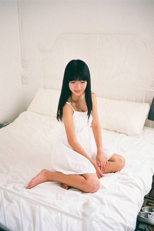 白色衣裙少女娇嫩酥胸私房照-5