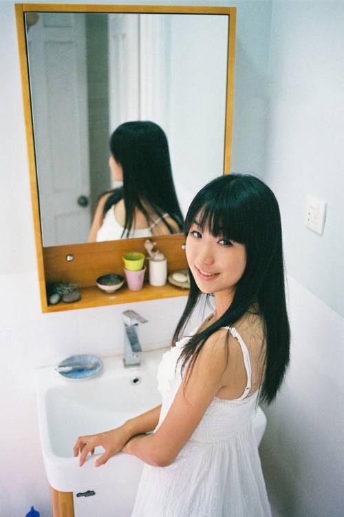 白色衣裙少女娇嫩酥胸私房照-9