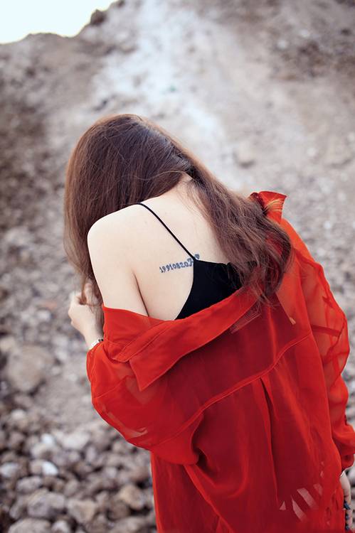 红杉薄纱苗条妩媚的红唇美女