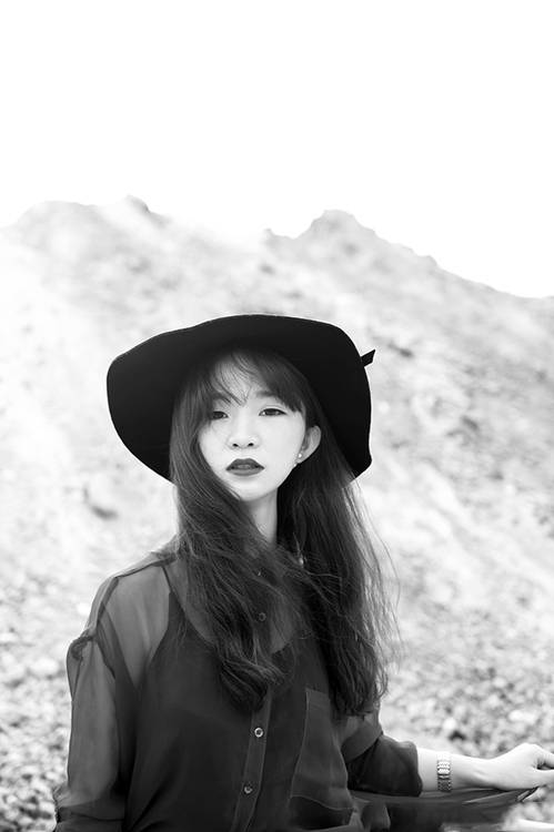 红杉薄纱苗条妩媚的红唇美女-5