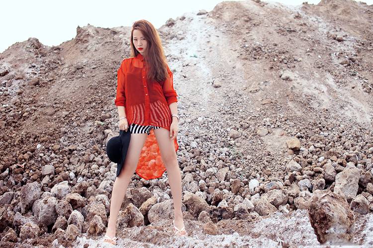 红杉薄纱苗条妩媚的红唇美女-9