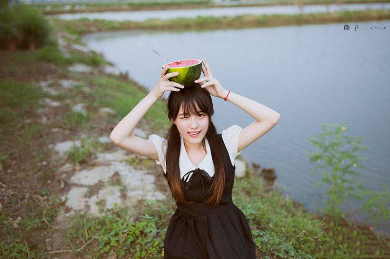 清纯美女夏日西瓜纳凉写真-7