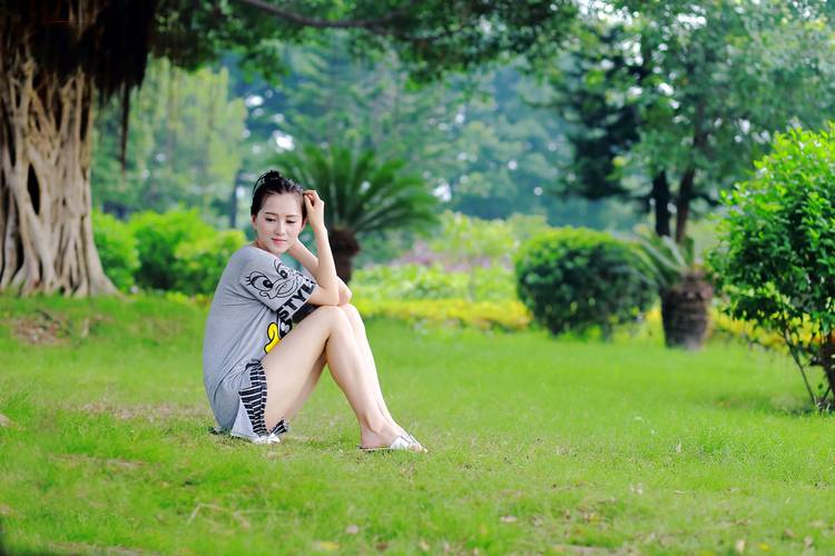 可爱的美女名模嘉儿户外写真